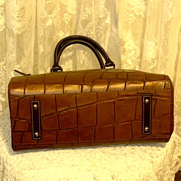Gorgeous Dooney & Bourke Denison Satchel - Picture 8 of 15